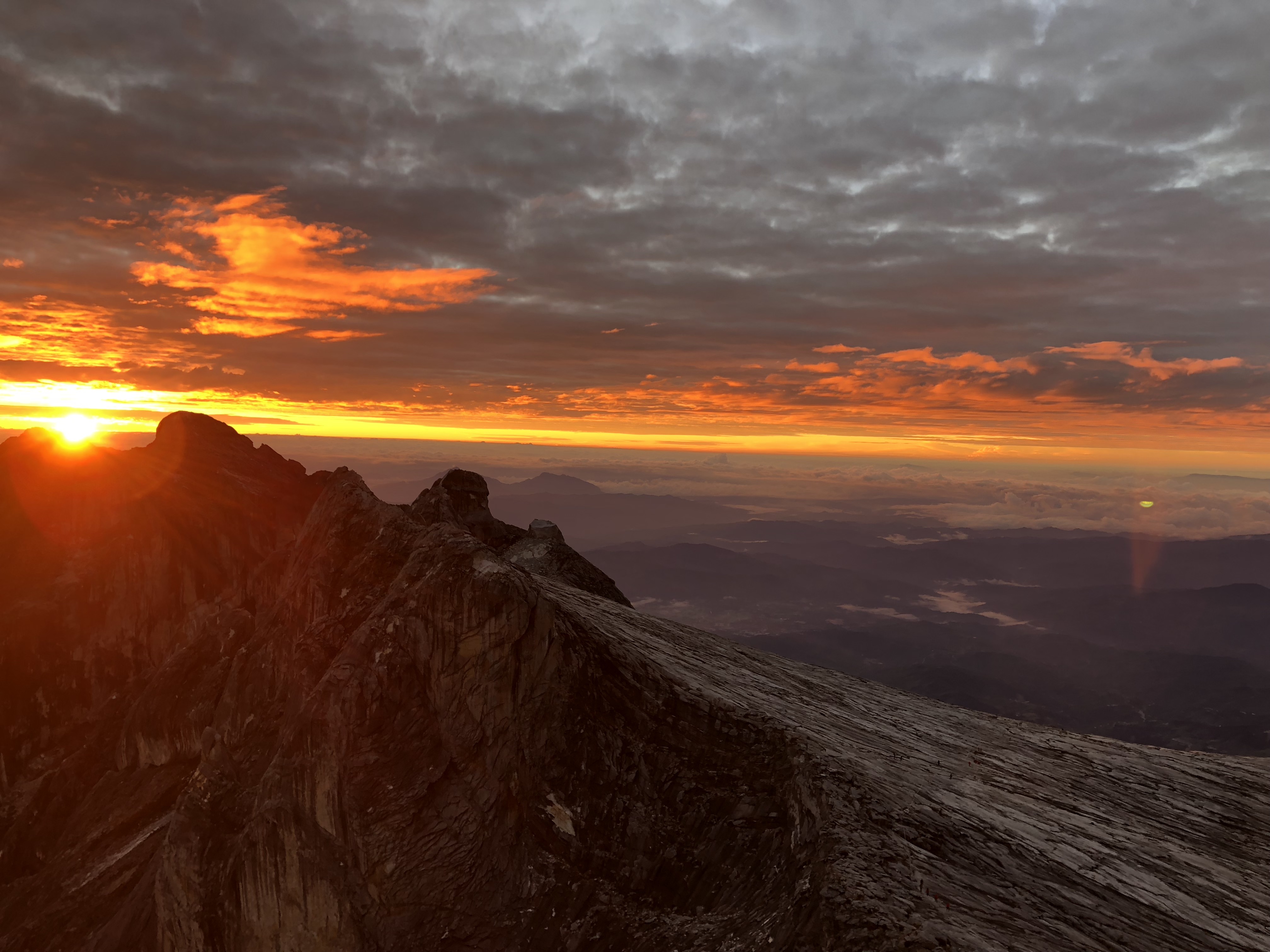 キナバル山冒険記：初心者でも挑戦できる山の魅力【キナバル山(4095m)】
